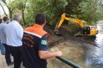 Máquina da Secretaria Municipal de Obras faz a ampliação da calha do Ribeirão do Enxofre