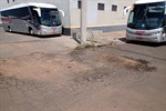 Buraco na rua dr. Sebastião Nogueira de Lima, na Vila Industrial