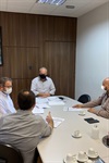 Gilmar Rotta em  reunião com representantes do Semae