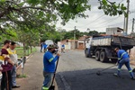 Vereador Gustavo Pompeo esteve na rua Cândido Portinari, no bairro Vila Industrial, para acompanhar construção de lombada