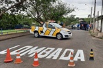 Vereador Gustavo Pompeo esteve na rua Cândido Portinari, no bairro Vila Industrial, para acompanhar construção de lombada