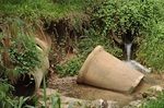 Moradores pedem por desobstrução das manilhas para o escoamento da água.