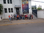 Vereador e alunos em frente à sede da concessionária Mirante