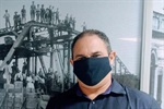O vereador Josef Borges, tendo ao fundo foto dos operários na ponte de ferro