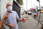 Comerciante diz que quase foi atropelado ao tentar cruzar a avenida