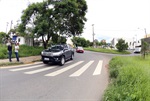 Na avenida Antonio Fazanaro, carros trafegam em alta velocidade e comerciantes solicitam guard rail