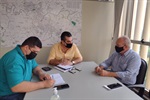 Gilmar Rotta (à direita) participou nesta segunda-feira (7) de reunião com o secretário municipal de Governo, Carlos Beltrame (ao centro)