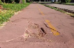 Local apresenta buracos e irregularidades no piso.