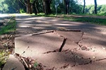 Local apresenta buracos e irregularidades no piso.