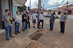 Segundo comerciantes, enchentes são constantes no cruzamento da avenida São Paulo com a rua da Glória