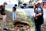 Cratera no calçamento da Pinacoteca coloca pedestres em risco