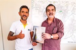Vereador  Fabrício Polezi (Patriota) entrega ofício ao secretário de Governo, Carlos Beltrame