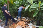 Acesso ao terreno localizado na rua Benjamin Constant, na Paulicéia, é dificultado pelos entulhos espalhados por todos os cantos