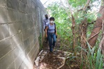 Acesso ao terreno localizado na rua Benjamin Constant, na Paulicéia, é dificultado pelos entulhos espalhados por todos os cantos