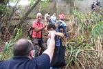 Além do entulho é também preciso descer o barranco para observar o ponto de despejo irregular de esgoto no terreno localizado rua Benjamin Constant, na Pauliceia