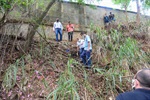 Além do entulho é também preciso descer o barranco para observar o ponto de despejo irregular de esgoto no terreno localizado rua Benjamin Constant, na Pauliceia