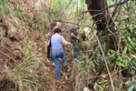 Além do entulho é também preciso descer o barranco para observar o ponto de despejo irregular de esgoto no terreno localizado rua Benjamin Constant, na Pauliceia