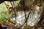 Após descer o barranco é possível observar os canos que despejam esgoto no terreno ao lado do supermercado, na Pauliceia. Esgoto segue até o ribeirão do Enxofre e posteriormente deságua no Piracicaba