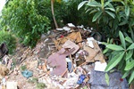 Acesso ao terreno localizado na rua Benjamin Constant, na Paulicéia, é dificultado pelos entulhos espalhados por todos os cantos