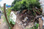Acesso ao terreno localizado na rua Benjamin Constant, na Paulicéia, é dificultado pelos entulhos espalhados por todos os cantos