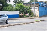 Acesso ao terreno localizado na rua Benjamin Constant, na Paulicéia, é dificultado pelos entulhos espalhados por todos os cantos