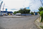 Terreno onde despejo de esgoto e entulho foram detectados fica ao lado de supermercado, na rua Benjamin Constant, na Pauliceia 