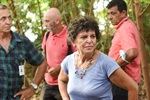 Membros da CPI e técnicos do Semae observam o despejo do esgoto em terreno na Pauliceia