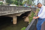 De cima da ponte do Mirante é possível observar a matéria orgânica que se levanta do fundo do rio