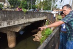 De cima da ponte do Mirante é possível observar a matéria orgânica que se levanta do fundo do rio