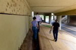 Para se chegar ao ponto de despejo irregular de esgoto é preciso andar debaixo do pontilhão do Santa Rosa