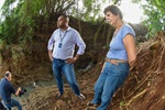 Vereadores observam despejo irregular de esgoto em terreno localizado na rua Benjamin Constant