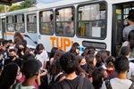 Estudantes sofrem com superlotação em ônibus