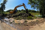 Periodicamente a prefeitura retira a vegetação que cresce na lagoa por causa da poluição 