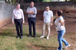 Visita avaliou interdição imediata de muro com risco de queda. 