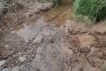 A Secretaria Municipal de Obras (Semob)  realizou a operação tapa buracos e  limpeza do córrego no bairro Vida Nova