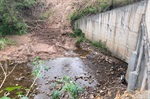 Prefeitura realizou recuperação asfáltica e limpeza de córrego local