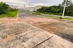 Prefeitura realizou recuperação asfáltica e limpeza de córrego local