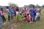 Vereador Gilmar Tanno (PV) e secretária de Agricultura e Abastecimento, Nancy Thame visitaram horta escolar