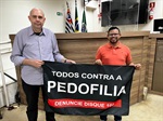 Vereador Paulo Henrique exibe a bandeira do projeto