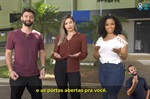 Tiago, Luana e Ana em uma das passagens do vídeo, em frente ao prédio principal da Câmara