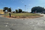 Ondulações e buracos no asfalto comprometem rotatória do Nova Iguaçu