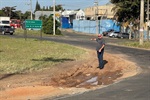 Ondulações e buracos no asfalto comprometem rotatória do Nova Iguaçu