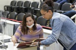 Estudantes tiveram acesso a documentos históricos da cidade, como a ata de fundação da Câmara