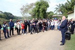 Autoridades, escolares e comunidade se integram em plantio na Itaiçaba