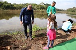Autoridades, escolares e comunidade se integram em plantio na Itaiçaba