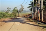 Trecho da estrada municipal que lombada e placa de sinalização