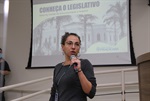 Dayane Cristina Soldan, arquivista do Setor de Gestão de Documentação e Arquivo, apresentou a história da Câmara