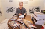 Historiadora Marly Therezinha Germano Perecin autografando os livros no Espaço Prudente de Morais, da Câmara Municipal de Piracicaba