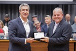 Presidente da Acipi, Marcelo Cançado, entregando homenagem ao presidente do Legislativo, Gilmar Rotta