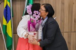 Diva da Guia Freitas recebe o reconhecimento pelo trabalho de suas companheiras na Secretaria Municipal de Educação